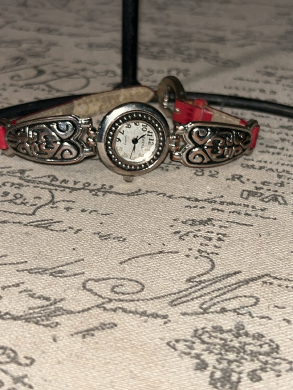 Geneva quartz watch features a distinctive silver-tone band